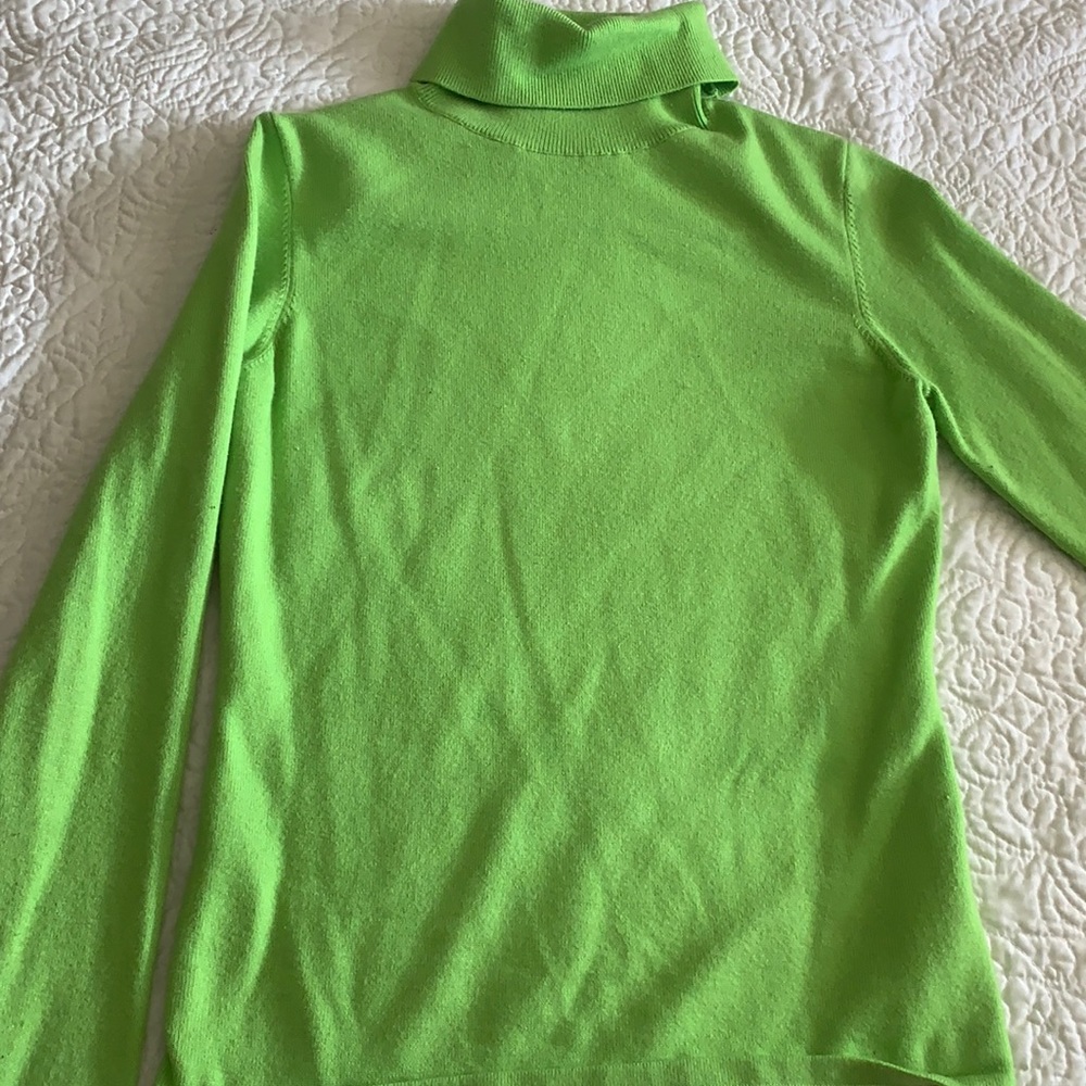 Wanna look like a glow stick 🔋 perfect for a rave costume 💚